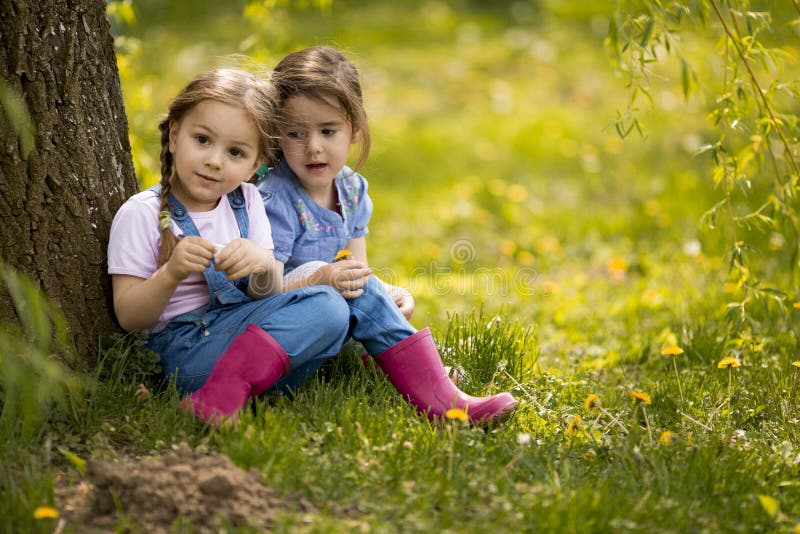 Petites filles mignonnes à la ferme image libre de droits Petites filles mignonnes à la ferme image libre de droits