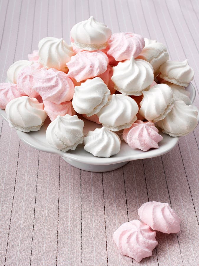 Petites Meringues En Spirale Photo stock Image du biscuit, élégance