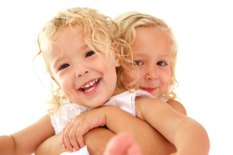 Petites soeurs mignonnes ensemble photographie stock libre de droits Petites soeurs mignonnes ensemble photographie stock libre de droits
