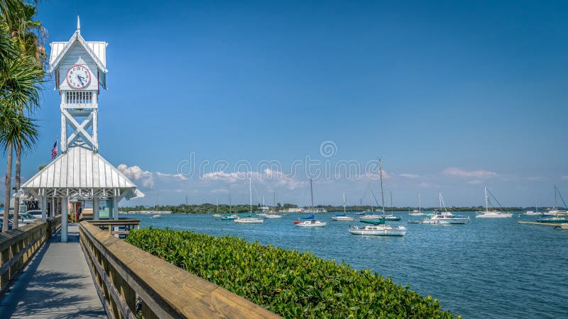 Petits bateaux accouplés à côté du pilier historique de plage de Bradenton sur l'île d'Anna Maria photographie stock Petits bateaux accouplés à côté du pilier historique de plage de Bradenton sur l'île d'Anna Maria photographie stock