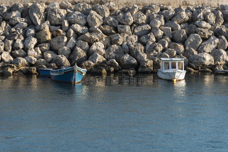 Petits bateaux dans le port Gozo, Malte d'arr de ¡ de MÄ photo libre de droits Petits bateaux dans le port Gozo, Malte d'arr de ¡ de MÄ photo libre de droits