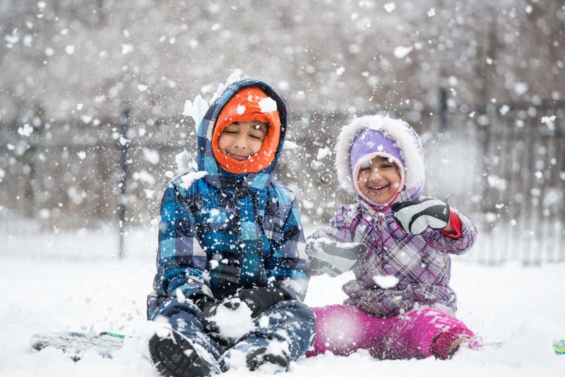 Petits enfants appréciant des chutes de neige
