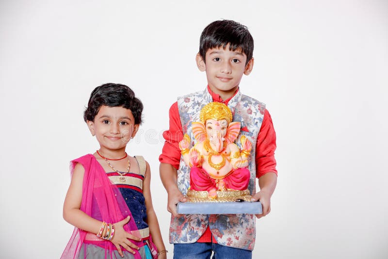 Petits enfants indiens avec le ganesha et la prière de seigneur, festival indien de ganesh photos libres de droits Petits enfants indiens avec le ganesha et la prière de seigneur, festival indien de ganesh photos libres de droits