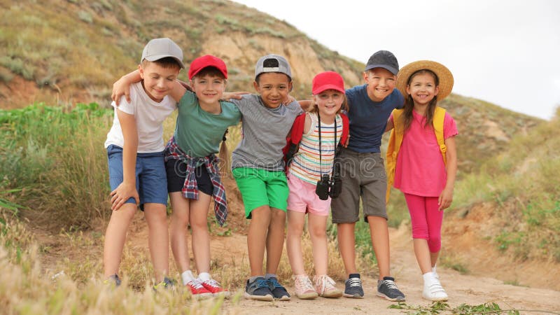 Petits enfants mignons dehors le jour d'été camper photo libre de droits Petits enfants mignons dehors le jour d'été camper photo libre de droits