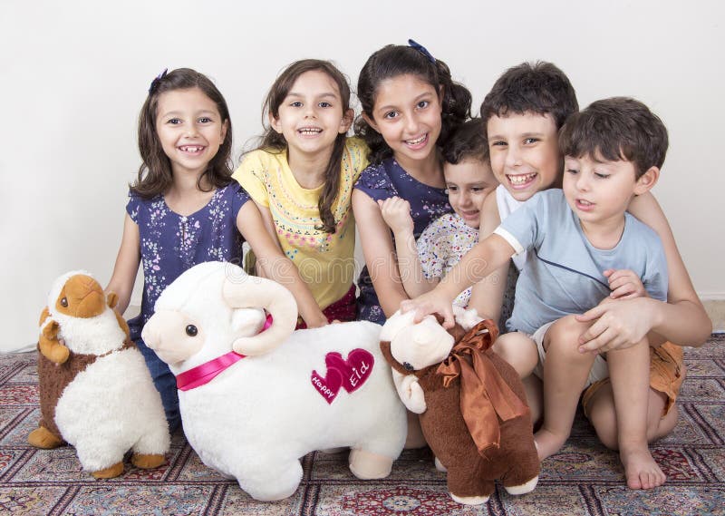Petits enfants musulmans heureux en jouant avec des jouets de moutons images stock