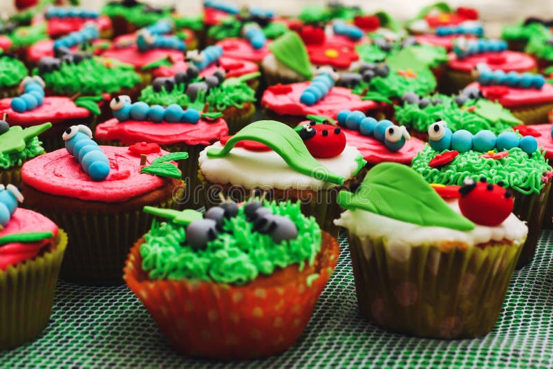 Petits Gateaux A La Decoration Chenille Ou D Insectes Pour La Fete D Anniversaire Pour Enfants Image Stock Image Du Decore Cuire Petits Gateaux A La Decoration Chenille Ou D Insectes Pour La Fete D Anniversaire Pour Enfants Image Stock Image Du Decore Cuire