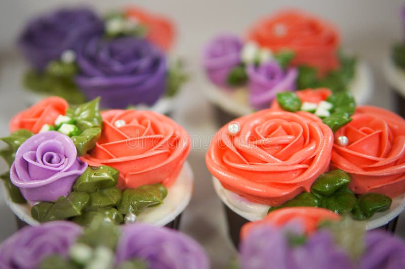 Petits gâteaux colorés pour l'anniversaire photos libres de droits Petits gâteaux colorés pour l'anniversaire photos libres de droits