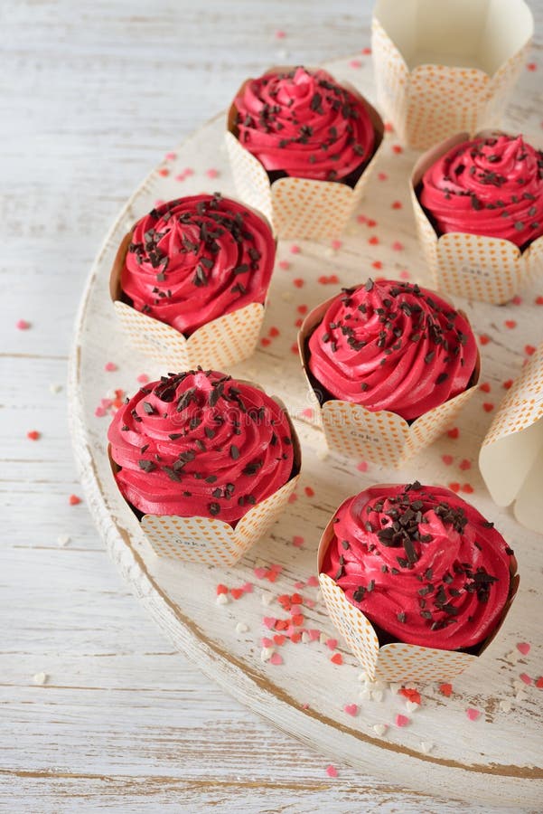 Petits gâteaux de chocolat avec le glaçage rose image libre de droits Petits gâteaux de chocolat avec le glaçage rose image libre de droits