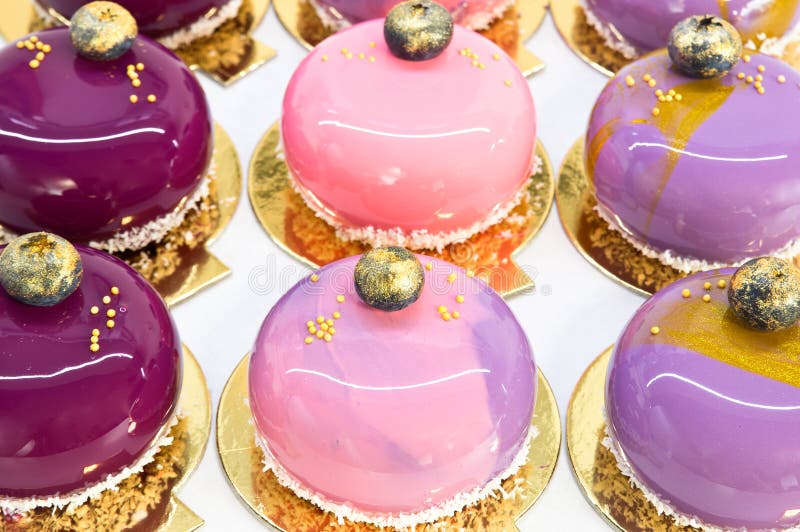 Petits gâteaux de mousse images stock Petits gâteaux de mousse images stock