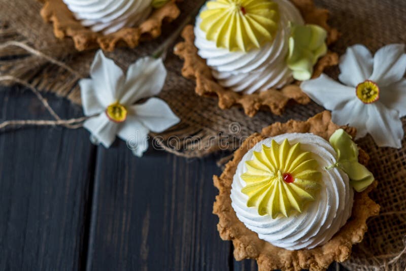 Petits gâteaux et jonquilles photographie stock Petits gâteaux et jonquilles photographie stock