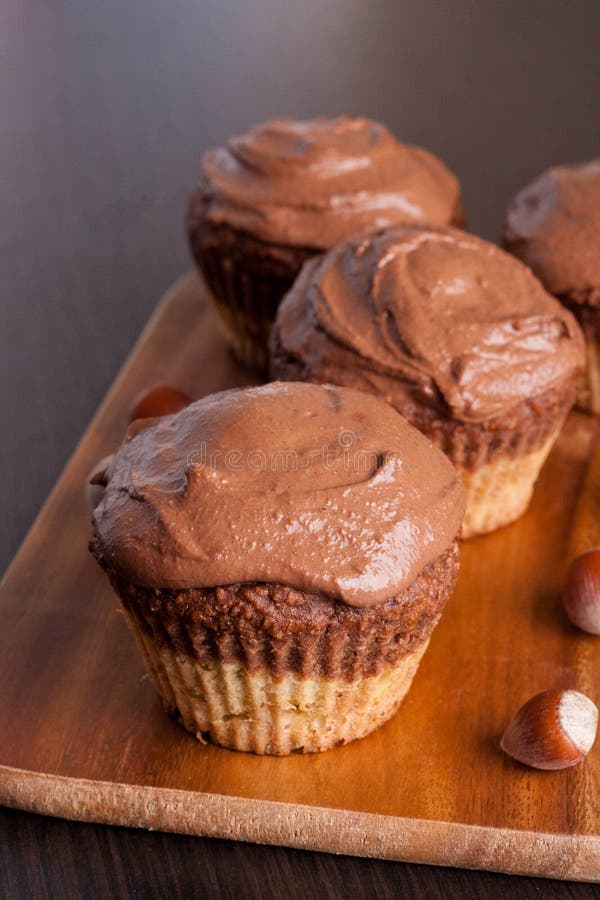 Petits pains de chocolat avec des écrous photo stock Petits pains de chocolat avec des écrous photo stock