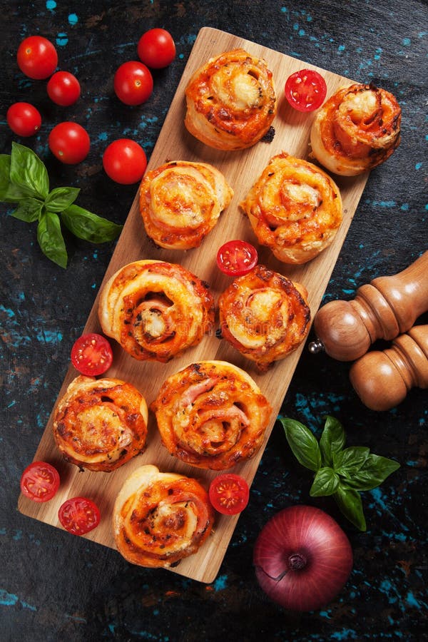 Petits pains de pizza faits par maison photo libre de droits Petits pains de pizza faits par maison photo libre de droits