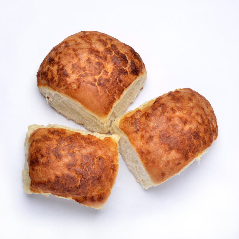 Petits pains de tigre frais. Trois petits pains de tigre fraîchement cuits vue sur le blanc