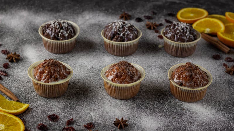 Petits pains et oranges pour le dessert Fond gris du sucre en poudre photo stock Petits pains et oranges pour le dessert Fond gris du sucre en poudre photo stock