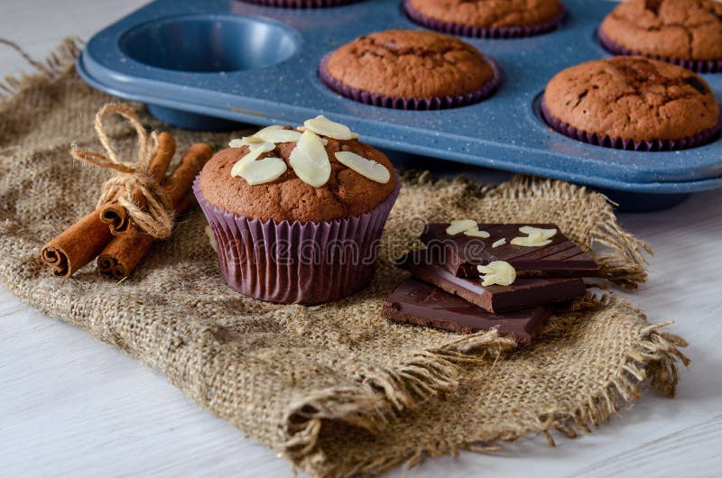 Petits pains sains de puce de chocolat avec la serviette sur la plaque de cuisson photos libres de droits Petits pains sains de puce de chocolat avec la serviette sur la plaque de cuisson photos libres de droits