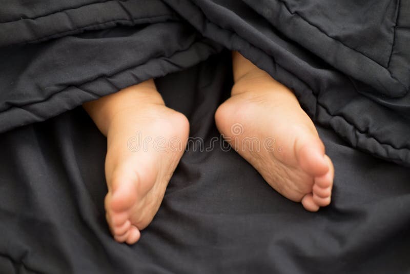 Petits pieds nus d'un petit bébé ou garçon images stock Petits pieds nus d'un petit bébé ou garçon images stock