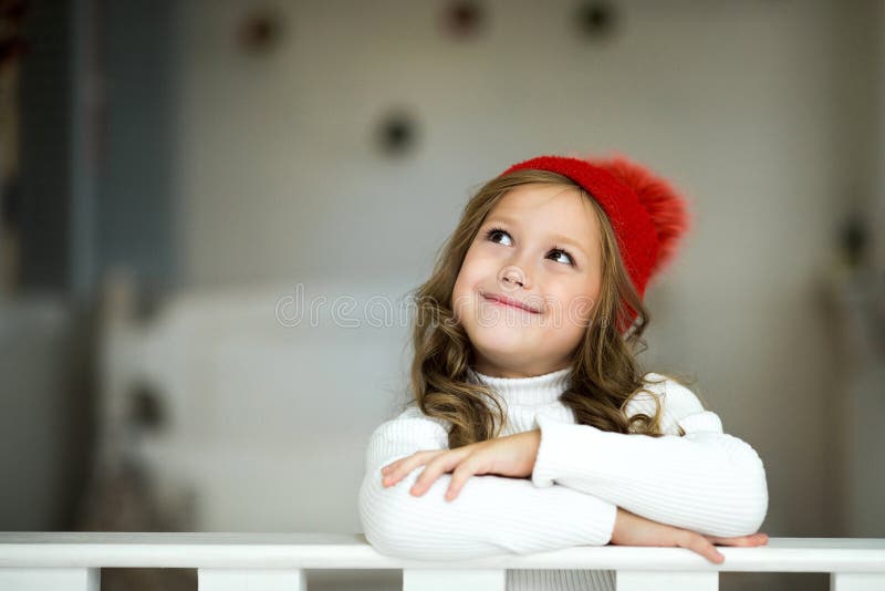 Petits rêves mignons d'une fille des cadeaux Fille effectuant un souhait Joyeux Noël et bonnes fêtes images libres de droits Petits rêves mignons d'une fille des cadeaux Fille effectuant un souhait Joyeux Noël et bonnes fêtes images libres de droits