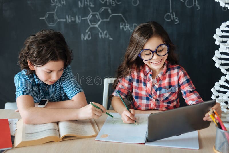 Petits élèves qualifiés étudiant des langues à l'école image libre de droits Petits élèves qualifiés étudiant des langues à l'école image libre de droits