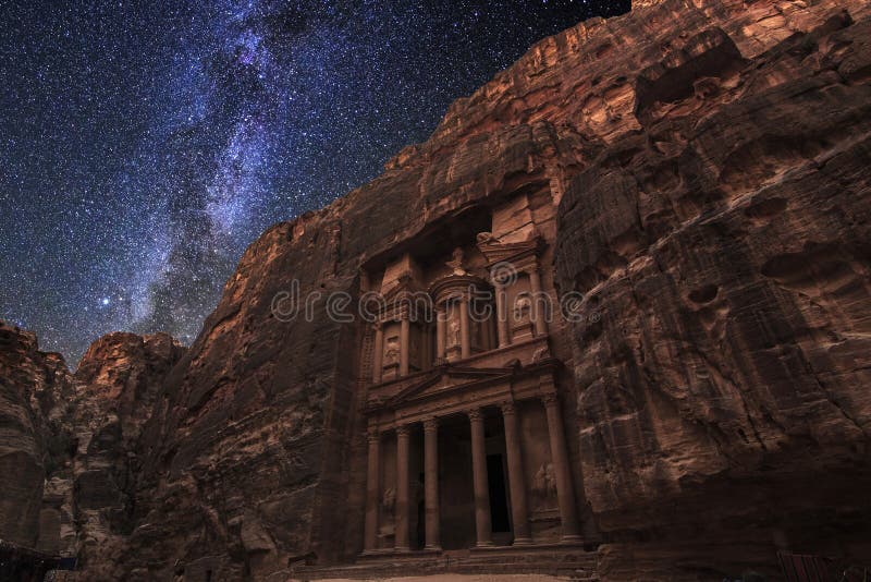 Petra antiguo en el fondo del cielo estrellado de la noche fotografía de archivo libre de regalías Petra antiguo en el fondo del cielo estrellado de la noche fotografía de archivo libre de regalías