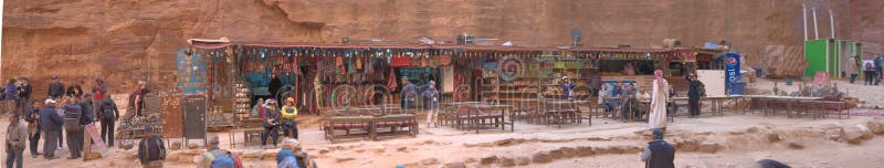 PETRA, Wadi Musa, Jordânia, o 9 de março de 2018: Cabine de vendas com muitos artigos e lembranças para turistas na frente de Pet fotografia de stock royalty free PETRA, Wadi Musa, Jordânia, o 9 de março de 2018: Cabine de vendas com muitos artigos e lembranças para turistas na frente de Pet fotografia de stock royalty free