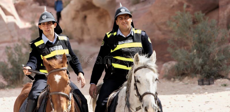 Petra, Wadi μούσα, Ιορδανία, στις 9 Μαρτίου 2018: Δύο αστυνομικοί στην πλάτη αλόγου με τις αστεία κουκούλες και το σήμα σπυρακιών στοκ εικόνες Petra, Wadi μούσα, Ιορδανία, στις 9 Μαρτίου 2018: Δύο αστυνομικοί στην πλάτη αλόγου με τις αστεία κουκούλες και το σήμα σπυρακιών στοκ εικόνες