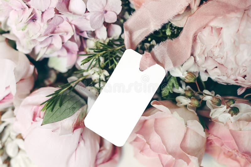 Petrecere de aniversare a nunții. etichetă de cadou alb cu panglică de mătase roz. compoziție decorativă florală stock images