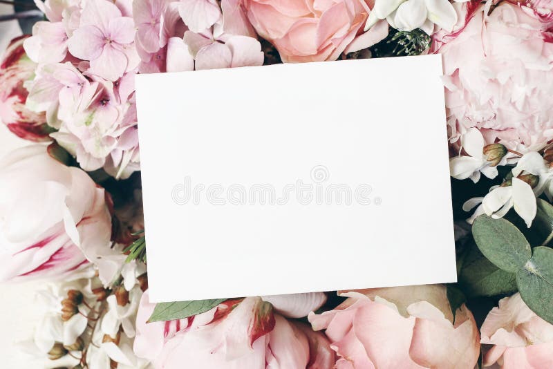 Petrecere de aniversare a nunții. invitație la cartea de întâmpinare pe hârtie necompletată. compoziție decorativă florală stock photo