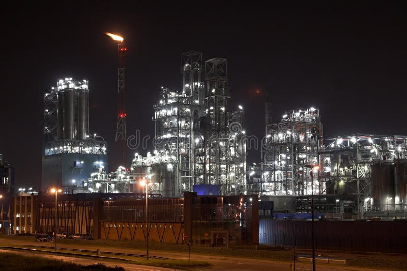 Petroquímico planta en noche amberes puerto.