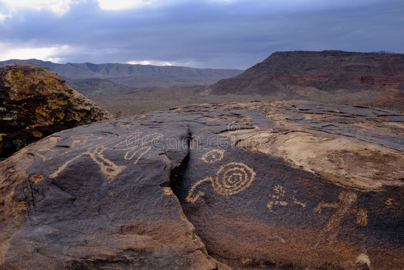 Petroglifi di Anasazi davanti alle montagne del deserto immagine stock libera da diritti Petroglifi di Anasazi davanti alle montagne del deserto immagine stock libera da diritti
