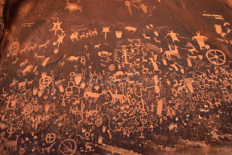 Petroglifi indiani, monumento storico dello stato della roccia del giornale, Utah, U.S.A. immagini stock Petroglifi indiani, monumento storico dello stato della roccia del giornale, Utah, U.S.A. immagini stock