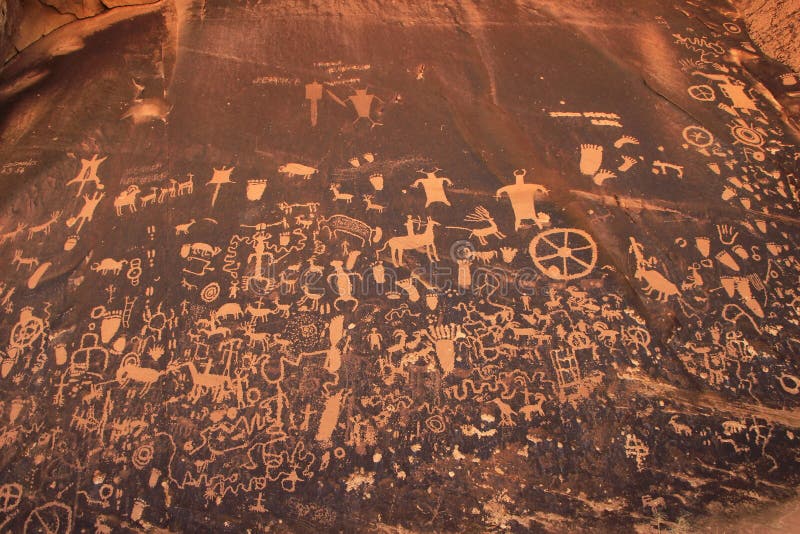 Petroglifi indiani, monumento storico dello stato della roccia del giornale, Utah, U.S.A. immagini stock Petroglifi indiani, monumento storico dello stato della roccia del giornale, Utah, U.S.A. immagini stock