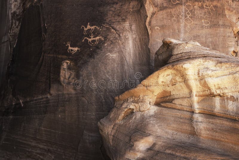 Petroglifi scolpiti di Anasazi nel canyon de Chelly - Arizona fotografie stock libere da diritti Petroglifi scolpiti di Anasazi nel canyon de Chelly - Arizona fotografie stock libere da diritti