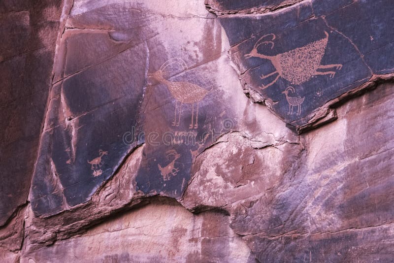 Petroglifi scolpiti famosi di anasazi nel parco tribale navajo della valle del monumento, Arizona immagine stock Petroglifi scolpiti famosi di anasazi nel parco tribale navajo della valle del monumento, Arizona immagine stock