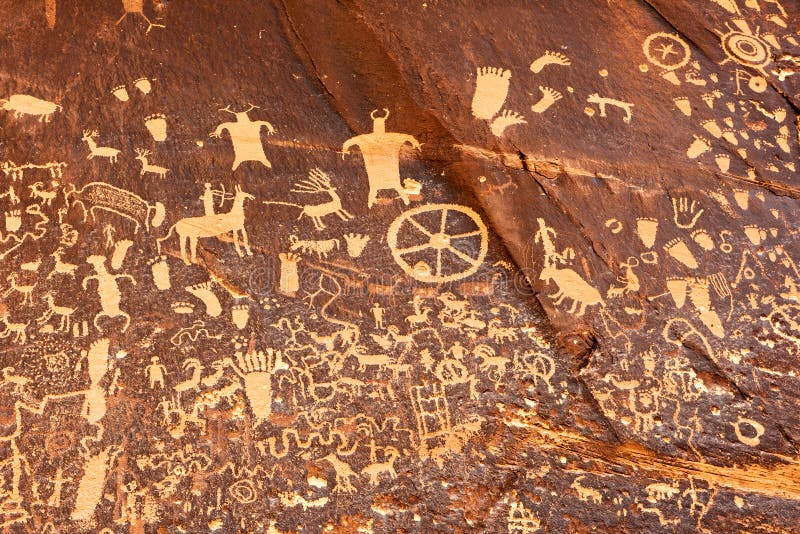 Noviny Rock je petroglyph panel vyrytý na pískovcové zdi v jihovýchodním Utahu poblíž Národní Park Canyonlands.