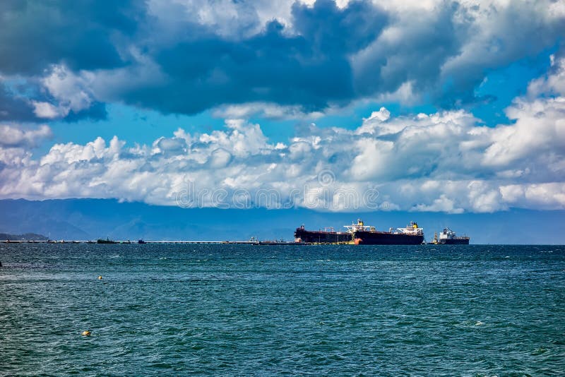 Petroleiros de óleo amarrados no porto do Sao Sebastiao - Sao Paulo, Brasil, no dia ensolarado com o céu azul com nuvens foto de stock Petroleiros de óleo amarrados no porto do Sao Sebastiao - Sao Paulo, Brasil, no dia ensolarado com o céu azul com nuvens foto de stock