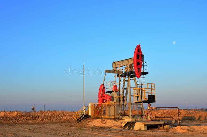 Petrolio in discarica nel deserto Produzione di petrolio greggio dal suolo Fornitore di servizi Oilfield immagini stock Petrolio in discarica nel deserto Produzione di petrolio greggio dal suolo Fornitore di servizi Oilfield immagini stock