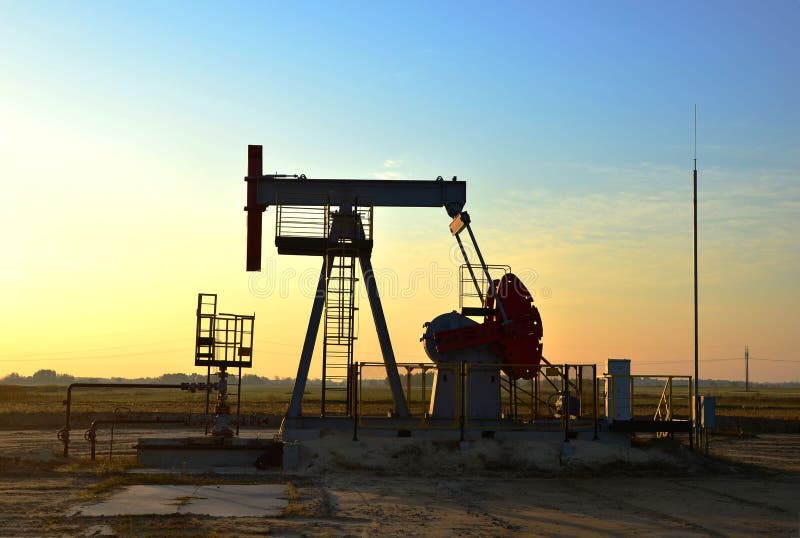 Petrolio in discarica nel deserto Produzione di petrolio greggio dal suolo Fornitore di servizi Oilfield trapano e immagine stock libera da diritti Petrolio in discarica nel deserto Produzione di petrolio greggio dal suolo Fornitore di servizi Oilfield trapano e immagine stock libera da diritti