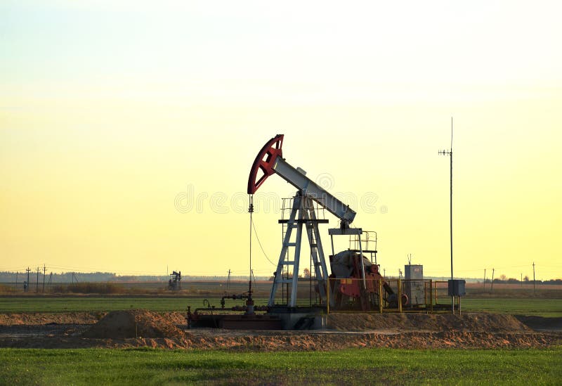 Petrolio in discarica nel deserto Produzione di petrolio greggio dal suolo Fornitore di servizi Oilfield trapano e fotografie stock libere da diritti Petrolio in discarica nel deserto Produzione di petrolio greggio dal suolo Fornitore di servizi Oilfield trapano e fotografie stock libere da diritti