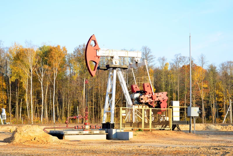Petrolio in discarica nel deserto Produzione di petrolio greggio dal suolo Fornitore di servizi Oilfield trapano e fotografia stock libera da diritti Petrolio in discarica nel deserto Produzione di petrolio greggio dal suolo Fornitore di servizi Oilfield trapano e fotografia stock libera da diritti