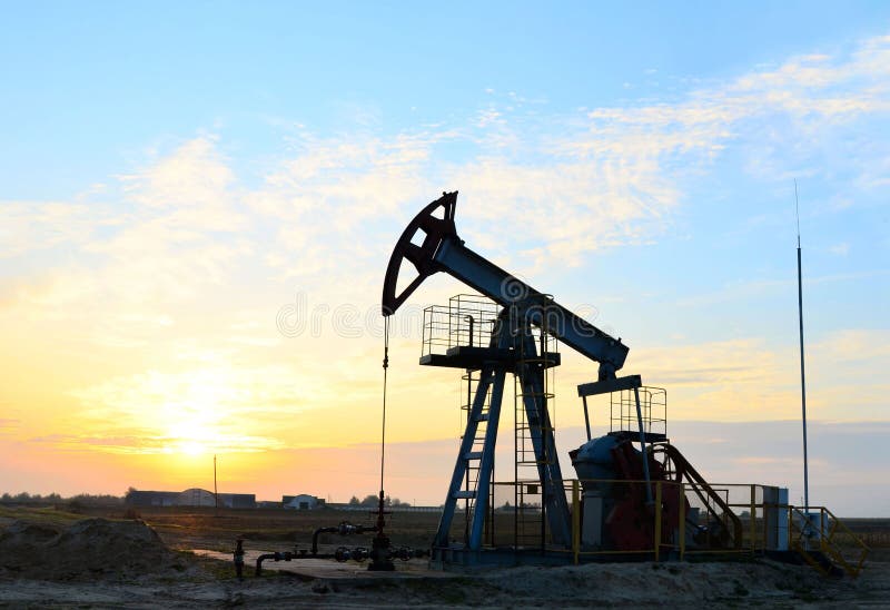 Petrolio in discarica nel deserto Produzione di petrolio greggio dal suolo Fornitore di servizi Oilfield trapano e fotografie stock Petrolio in discarica nel deserto Produzione di petrolio greggio dal suolo Fornitore di servizi Oilfield trapano e fotografie stock