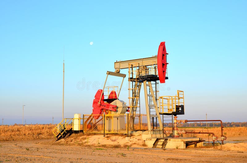 Petrolio in discarica nel deserto Produzione di petrolio greggio dal suolo Fornitore di servizi Oilfield trapano e fotografie stock libere da diritti Petrolio in discarica nel deserto Produzione di petrolio greggio dal suolo Fornitore di servizi Oilfield trapano e fotografie stock libere da diritti
