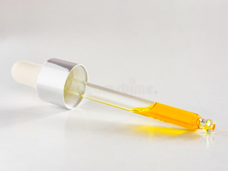 Petrolio essenziale o siero in pipetta immagini stock Petrolio essenziale o siero in pipetta immagini stock