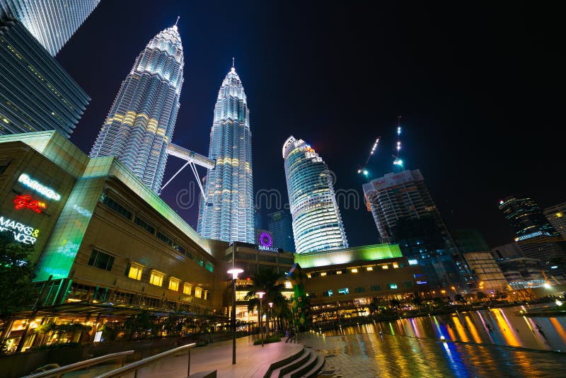 Petronas står högt i den Kuala Lumpur mitten fotografering för bildbyråer Petronas står högt i den Kuala Lumpur mitten fotografering för bildbyråer