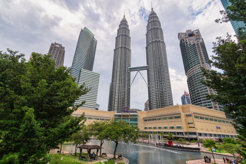Petronas Twin Towers Suria KLCC e la fontana del parco KLCC a Kuala Lumpur in Malesia immagine stock libera da diritti
