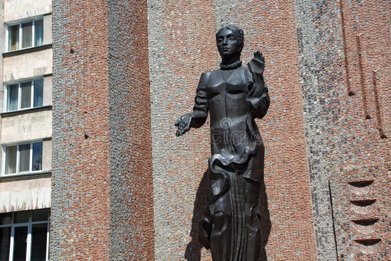 PETROPAVL, KASACHSTAN - 24. JULI 2015: Skulptur der Frau vor dem Hotel Kyzyl-Zhar lizenzfreies stockfoto PETROPAVL, KASACHSTAN - 24. JULI 2015: Skulptur der Frau vor dem Hotel Kyzyl-Zhar lizenzfreies stockfoto