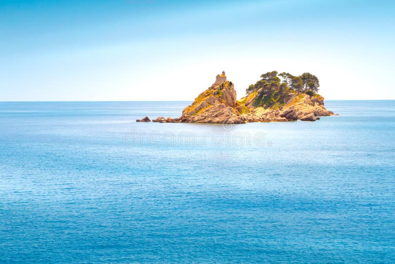 Petrovac, νησιά Katic και Sveta Nedjelja στην αδριατική θάλασσα, Μαυροβούνιο στοκ εικόνα με δικαίωμα ελεύθερης χρήσης Petrovac, νησιά Katic και Sveta Nedjelja στην αδριατική θάλασσα, Μαυροβούνιο στοκ εικόνα με δικαίωμα ελεύθερης χρήσης