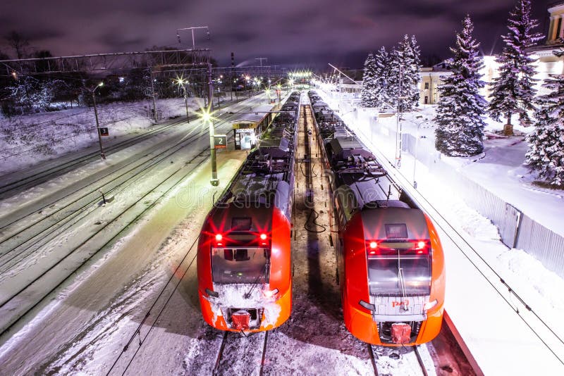 Petrozavodsk, Russia - 7 gennaio 2019: Notte sulla piattaforma, ferrovie russe “del sorso “del treno ad alta velocità