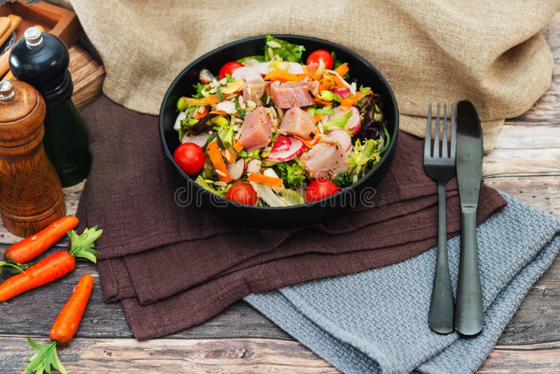 Petróleo bruto da salada no melance dos feijões, na cozinha do atum fumado e no wasabi do molho imagem de stock Petróleo bruto da salada no melance dos feijões, na cozinha do atum fumado e no wasabi do molho imagem de stock