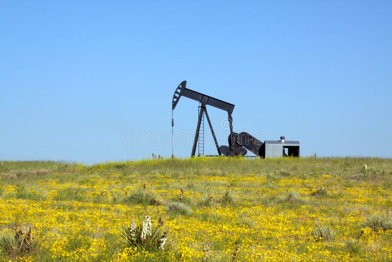 Petróleo Pumpjack na pradaria fotos de stock royalty free Petróleo Pumpjack na pradaria fotos de stock royalty free
