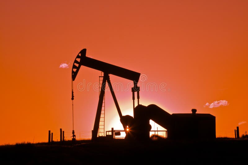 Petróleo Pumpjack no por do sol imagem de stock Petróleo Pumpjack no por do sol imagem de stock